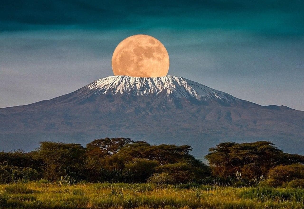 ماه کامل بر فراز کوه کلیمانجارو + عکس