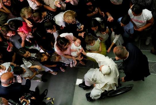 برکت دادن پاپ فرانسیس به یک نوزاد + عکس