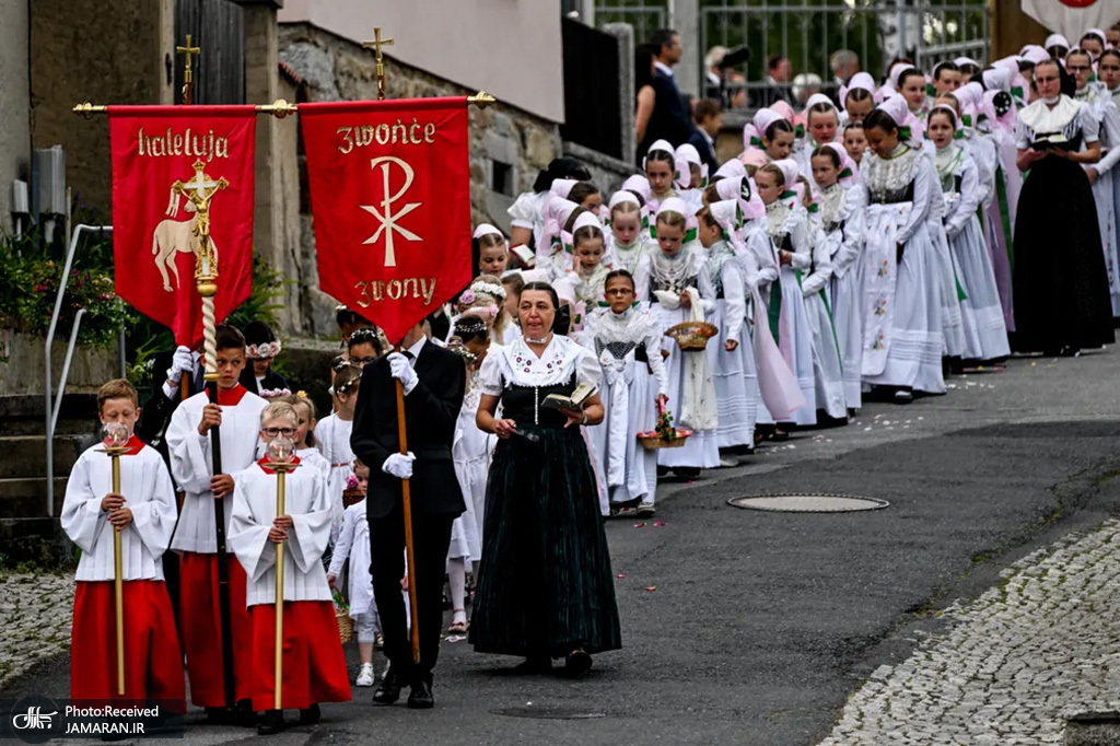 راهپیمایی کاتولیک ها با لباس سنتی در آلمان + عکس