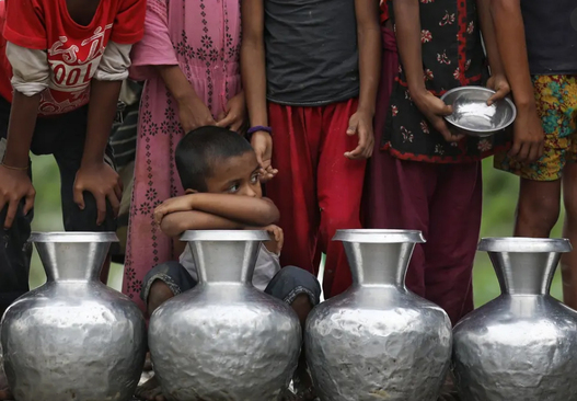 صف توزیع آب نوشیدنی در بنگلادش + عکس