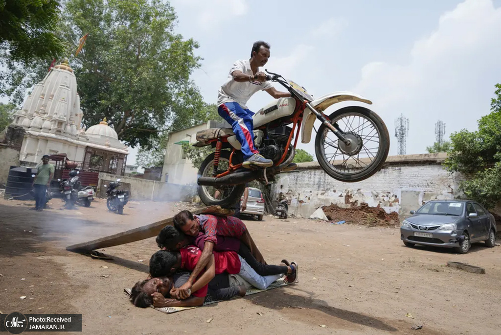 حرکت عجیب و خطرناک مرد هندی + عکس