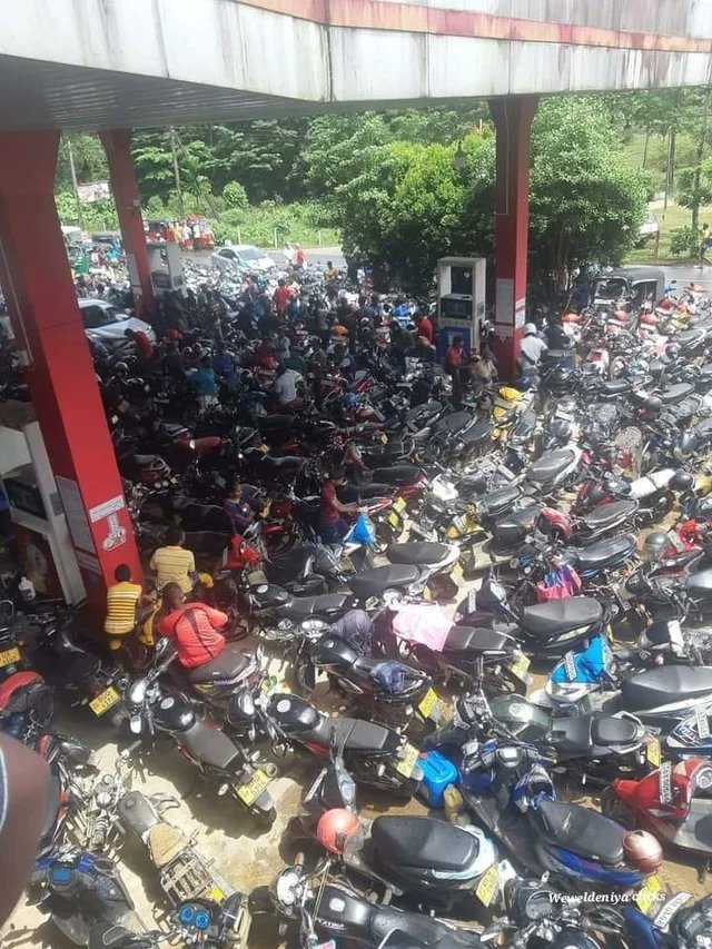 تصویری عجیب از پمپ بنزینی در سریلانکا + عکس