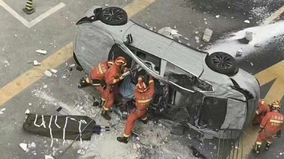 سقوط خودرو برقی چینی از طبقه سوم + عکس
