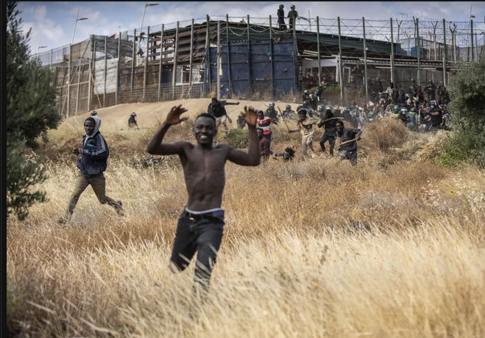 عبور مهاجران آفریقایی از موانع مرزی بین مراکش و اسپانیا + عکس