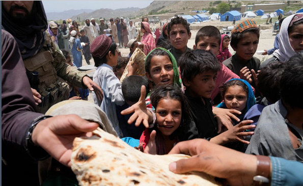 توزیع نان در میان زلزله زدگان افغانستان + عکس