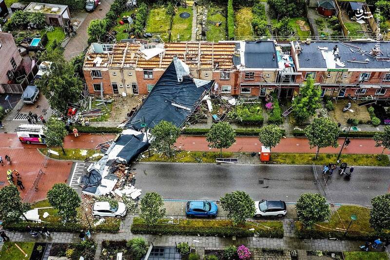 جدا شدن سقف یک خانه در طوفان + عکس