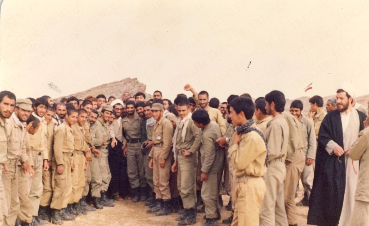 تصویری قدیمی از حاج قاسم در کنار همرزمانش + عکس
