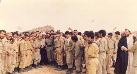 تصویری قدیمی از حاج قاسم در کنار همرزمانش + عکس