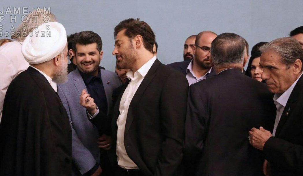 نحوه ایستادن و صحبت کردن محمدرضا گلزار با رئیس جمهور + عکس