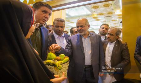 نحوه پذیرایی از وزیر کشور در یک مراسم + عکس