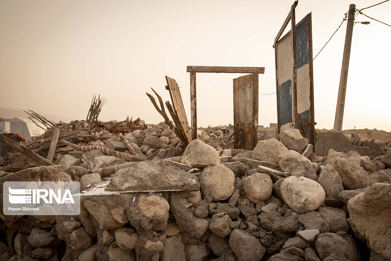 شدت زلزله هرمزگان؛ از خانه ها فقط چارچوب درب ها ایستاده باقی ماندند! + عکس
