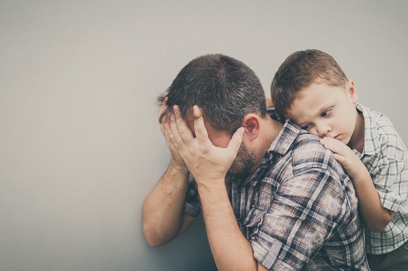 هشدار به پدران؛ انتقال افسردگی از پدر به پسر