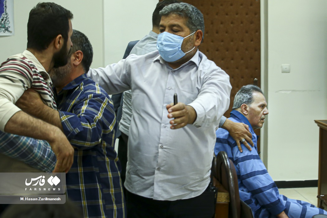 عصبانیت و ناراحتی خانواده شهدا در دادگاه سرکرده گروهک تروریستی تندر + عکس