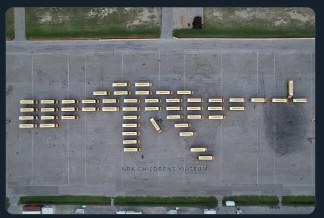 چیدن 52 اتوبوس مدرسه به یاد کودکان آمریکایی قربانی خشونت با اسلحه + عکس