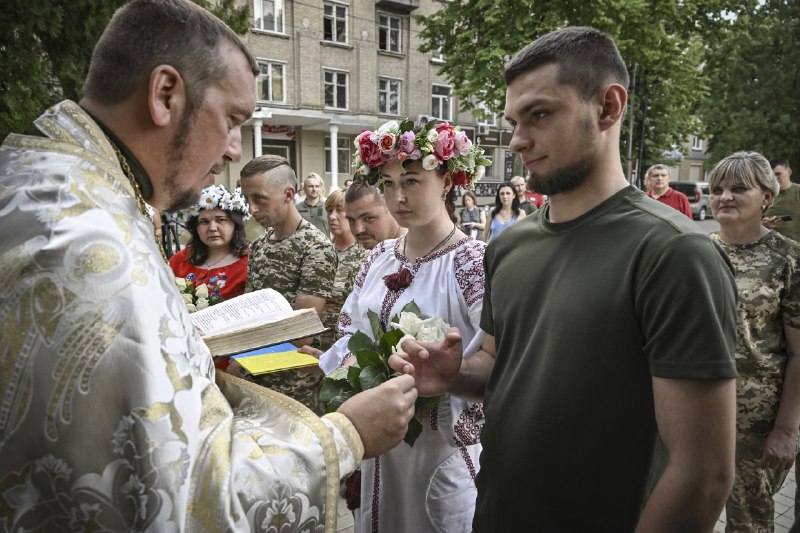 ازدواج سربازان اوکراینی در بحبوحه نبرد با روسیه + عکس