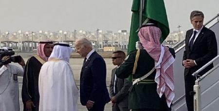  بایدن در فرودگاه جده + عکس