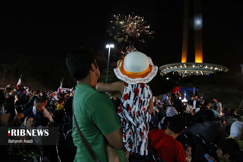 نور افشانی در برج میلاد به مناسبت عید غدیر + عکس