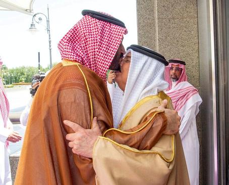 روبوسی ولیعهد سعودی با پادشاه بحرین در جده + عکس