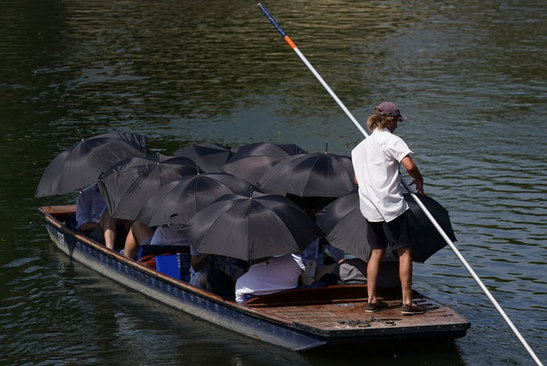 قایق سواری گردشگران در گرمای کمبریج انگلیس + عکس