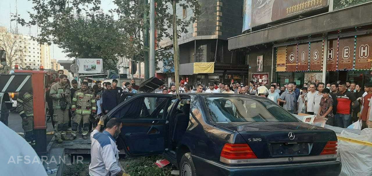 تصادف مرسدس بنز تشریفات وزارت خارجه در خیابان ولیعصر + عکس