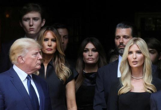 ترامپ و همسر و فرزندانش در مراسم تشییع نخستین همسرش + عکس