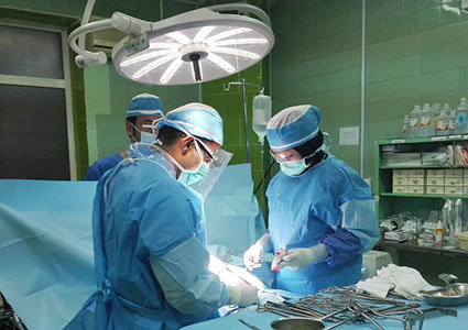 جراحی آرنج بیمار کرونایی بستری در آی سی یو+ عکس