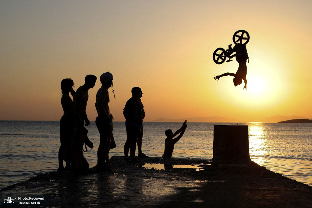 حرکات نمایشی دوچرخه‌سوار در نزدیکی ساحل کاووری + عکس