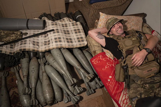 خواب شبانه سرباز اوکراینی در سنگری در خط مقدم نبرد + عکس