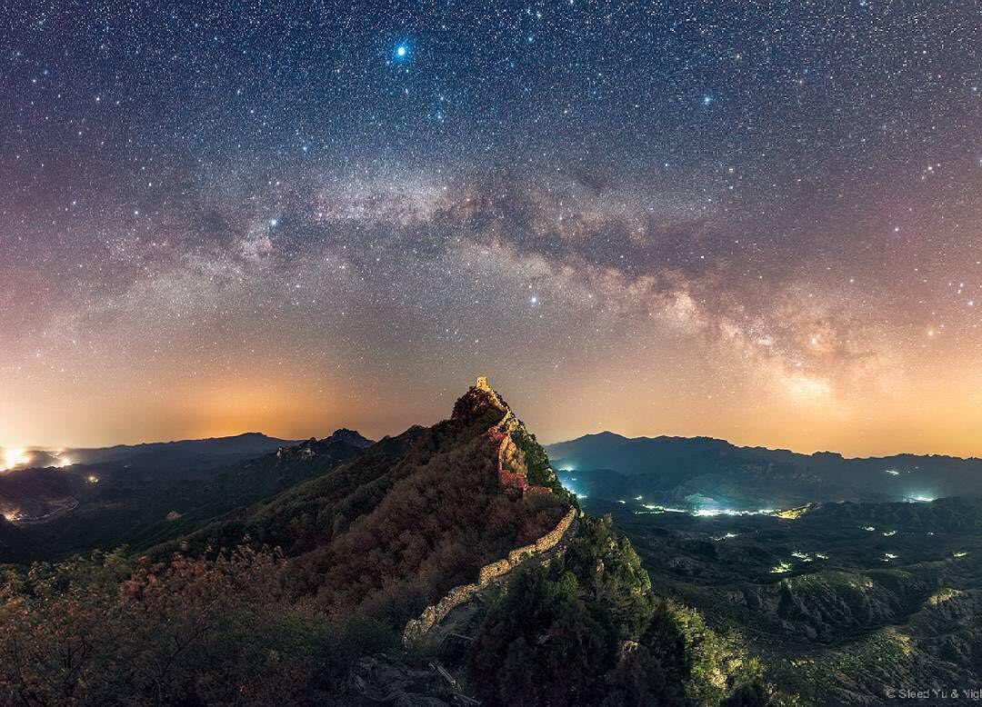 تصویری زیبا از کهکشان راه شیری بر فراز دیوار چین + عکس