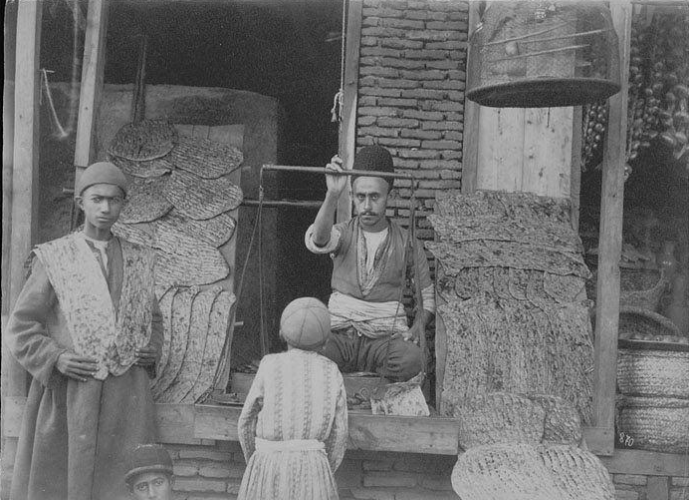 تصویری کم دیده شده از نانوایی سنگکی در تهران ۱۲۰ سال پیش + عکس