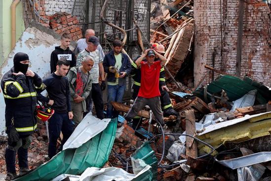 تخریب یک ساختمان در اوکراین بر اثر حمله موشکی روسیه + عکس