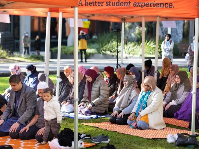 اقامه نماز در محوطه یک دانشگاه استرالیایی + عکس