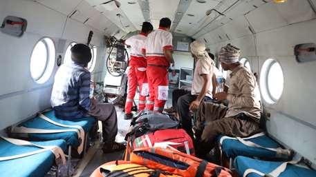 نجات افراد گرفتار در سیا بخش فین هرمزگان با بالگرد هلال احمر + عکس