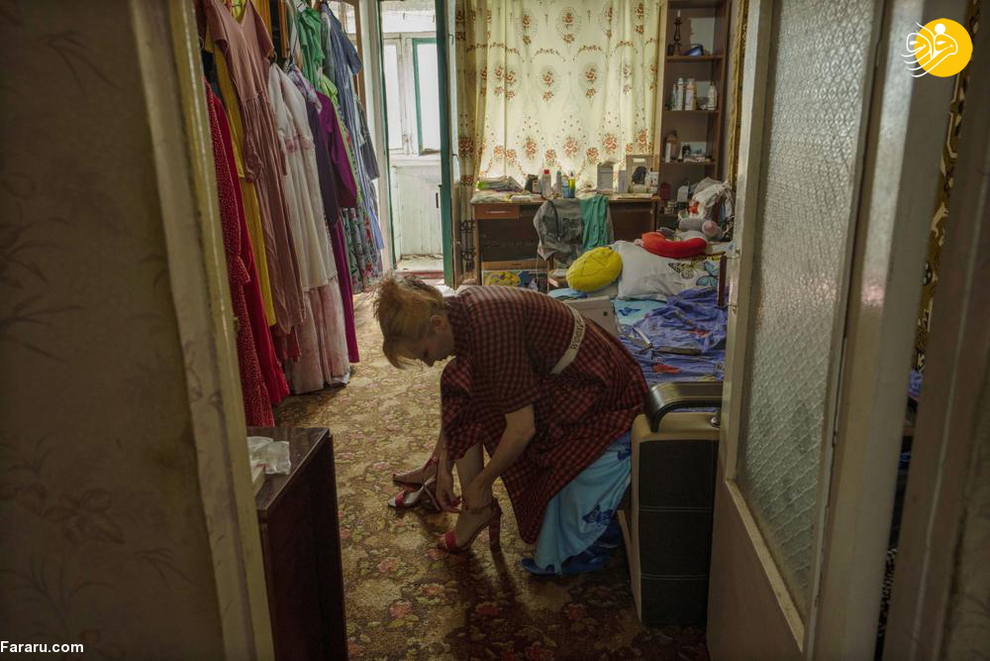 پزشکی با کفش‌ پاشنه بلند در خط مقدم جنگ اوکراین! + عکس