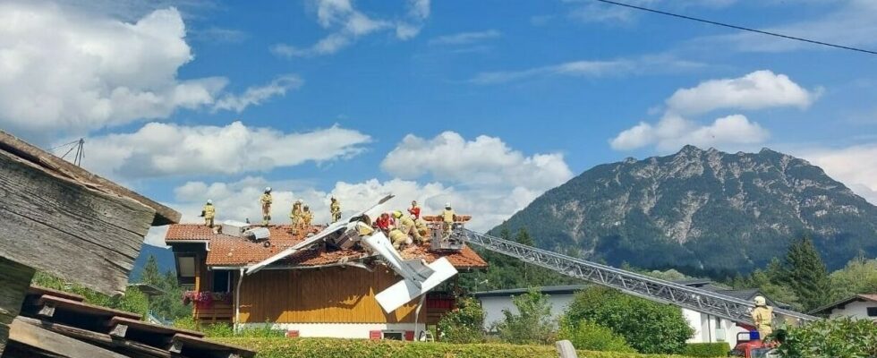 سقوط یک هواپیمای کوچک روی خانه ای در اتریش + عکس