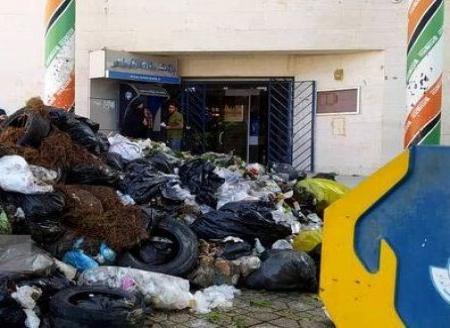 تخلیه زباله‌ها در جلوی ساختمان تامین اجتماعی! + عکس