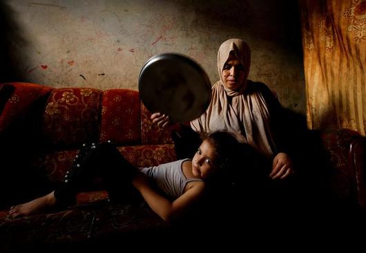 تلاش مادر فلسطینی در گرمای هوا برای فرزندش + عکس