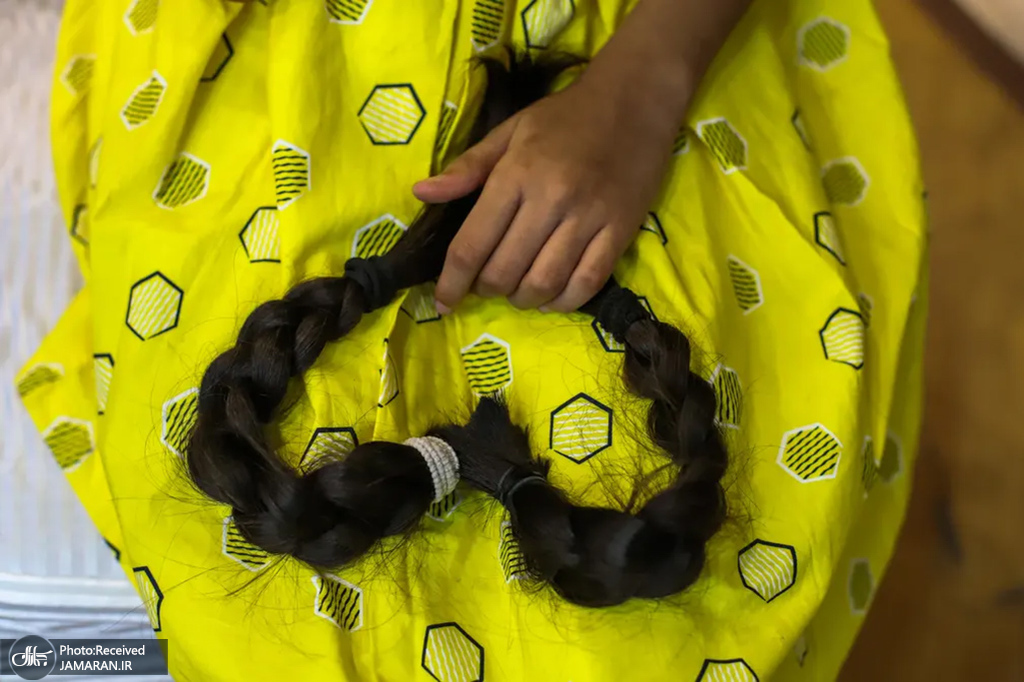 اهدای موهای کودکی برای حمایت از بازماندگان بیماری سرطان + عکس