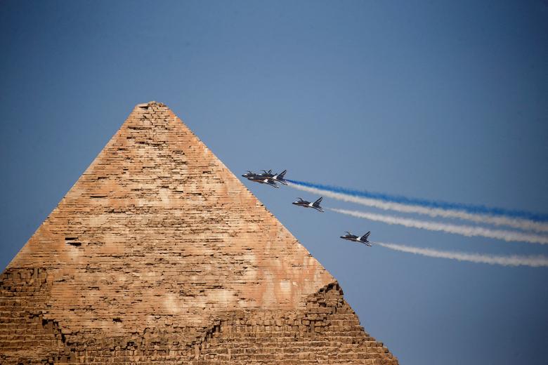 نمایش آکروباتیک هوایی تیم نیروی هوایی مصر + عکس