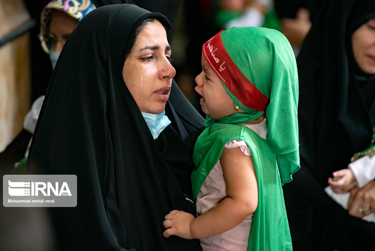 گریه شیرخواره و اشک های مادر در همایش شیرخوارگان حسینی + عکس