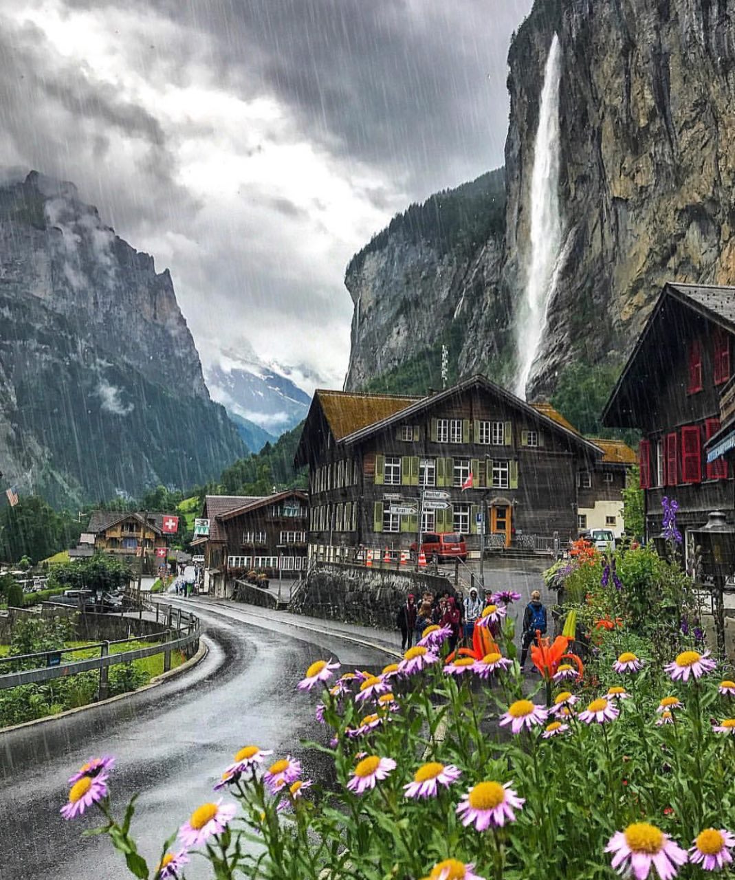 دره‌ای با ۷۲ آبشار در سوئیس + عکس