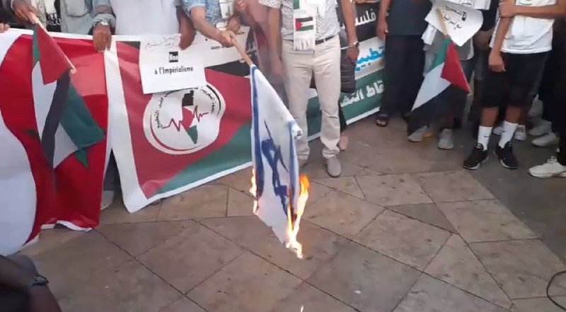 آتش زدن پرچم رژیم صهیونیستی در مغرب + عکس