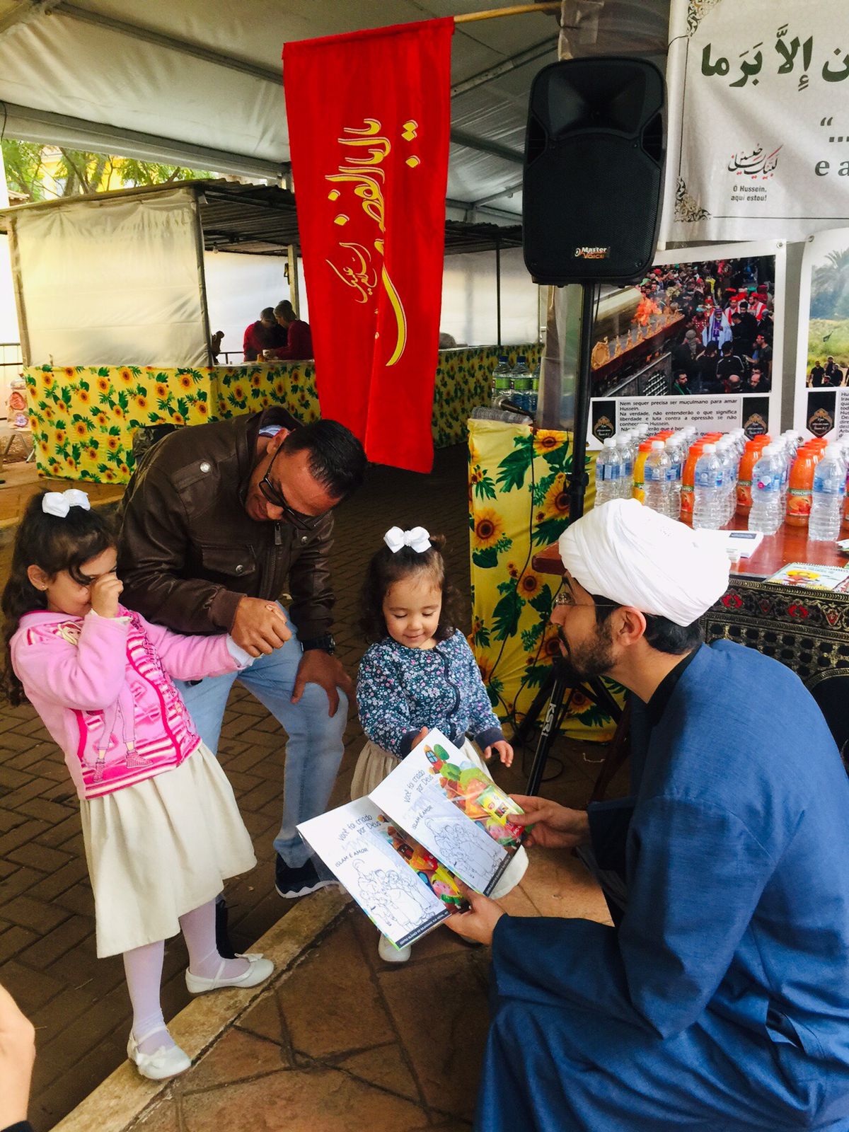 تبلیغ پیام های عاشورا توسط مسلمانان برزیل به غیرمسلمانان + عکس