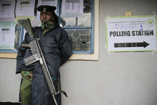 سلاح غول پیکر مامور انتظامی یک حوزه رای گیری در کنیا + عکس