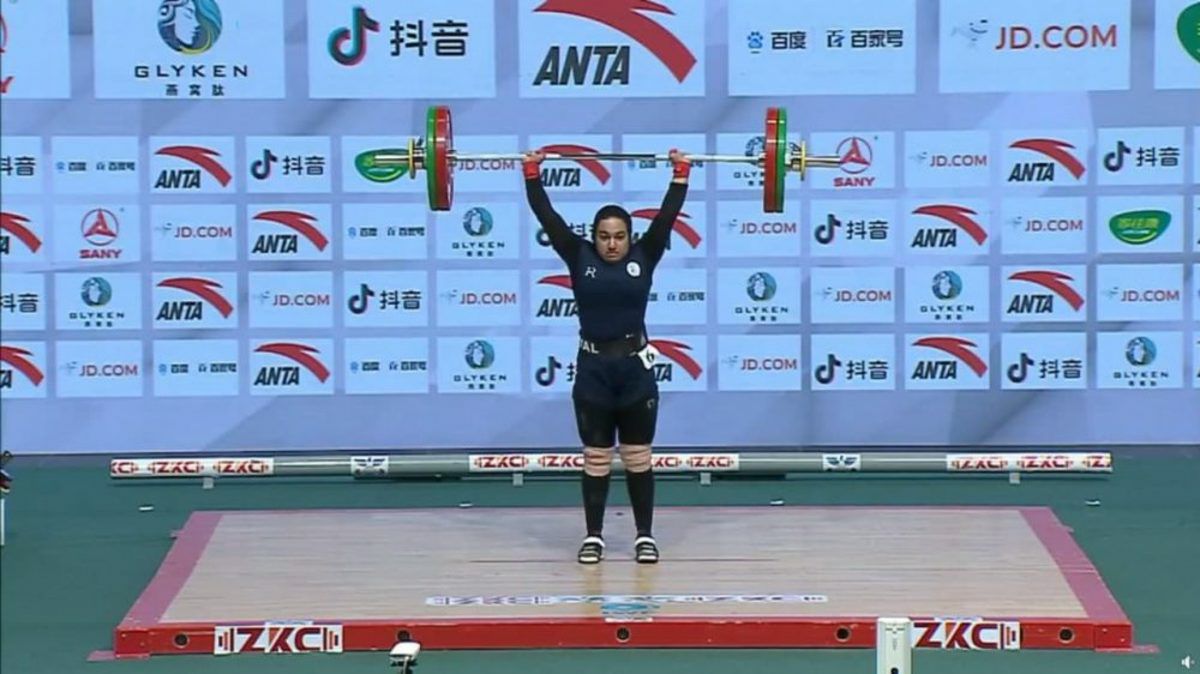 دختر وزنه‌ بردار ایرانی در تمرینات پیش از مسابقه + عکس