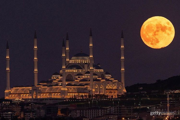 تصویری از «ابر ماه» در استانبول + عکس