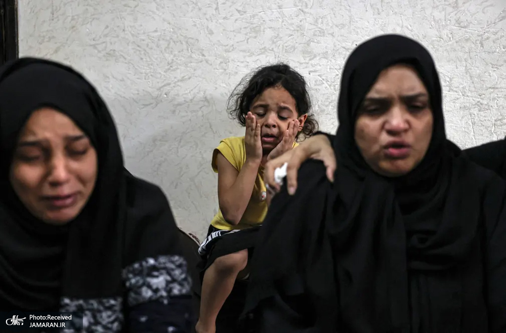 دلتنگی کودک در مراسم تشییع جنازه جوان فلسطینی + عکس