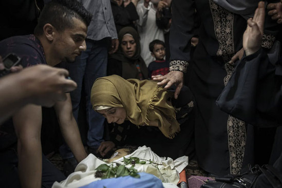 تشییع پیکر یک کودک در حملات هوایی اخیر صهیونیست ها + عکس