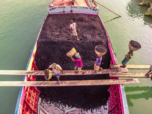 کارگران بنگلادشی در حال حمل زغال سنگ به داخل کشتی + عکس