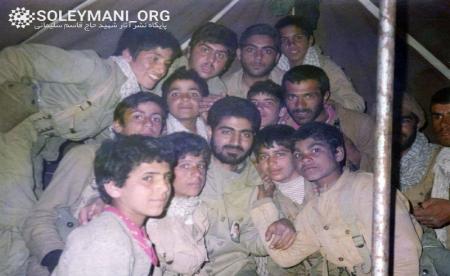 سپهبد سلیمانی در بین رزمندگان نوجوان + عکس